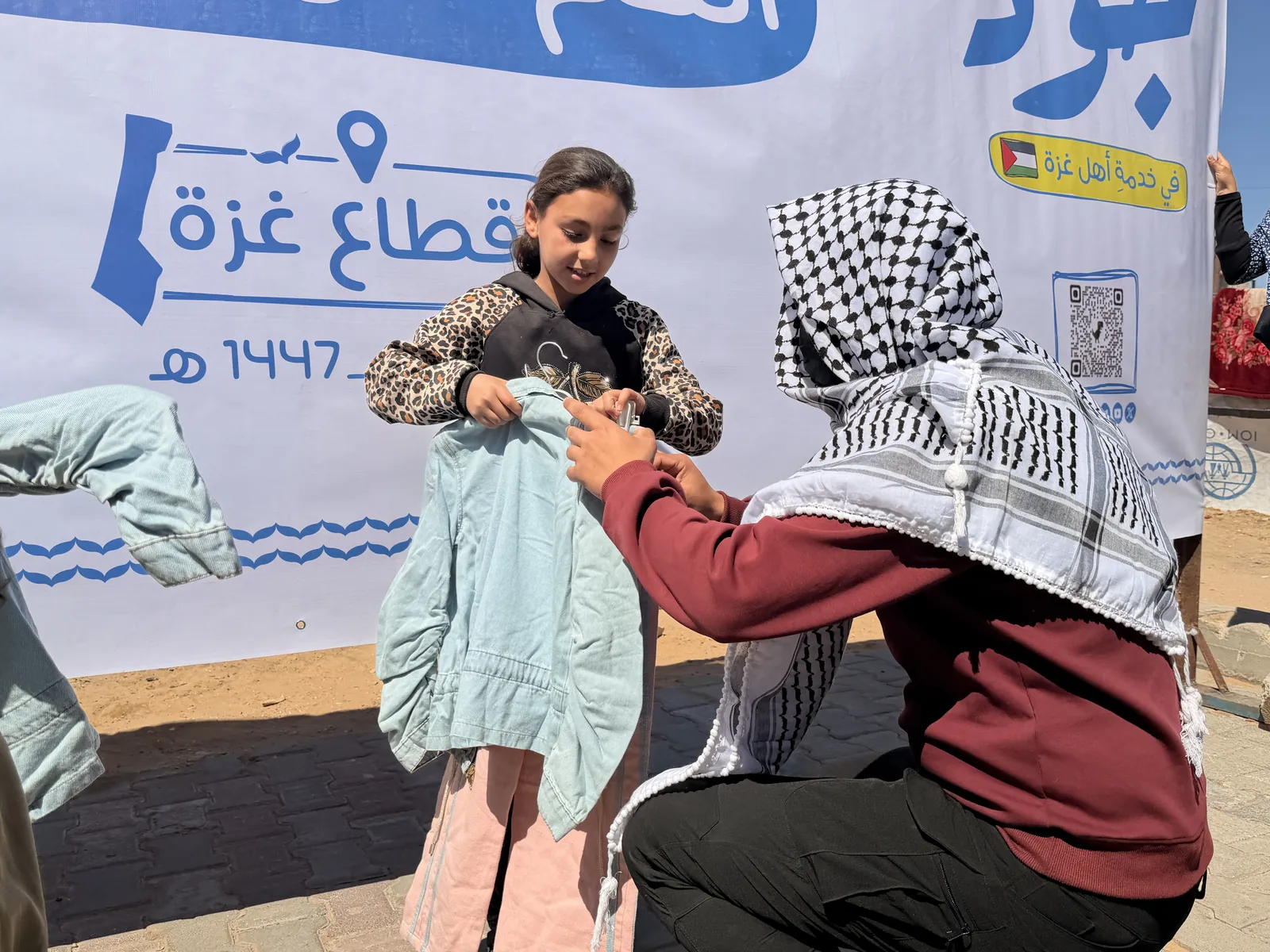 طفلة تستلم كسوة ضمن أنشطة جود الميدانية